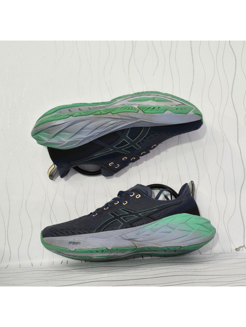 ASICS Novablast 4 Running Shoes 1012B510 Women Size 10 Navy Blue Mint Green